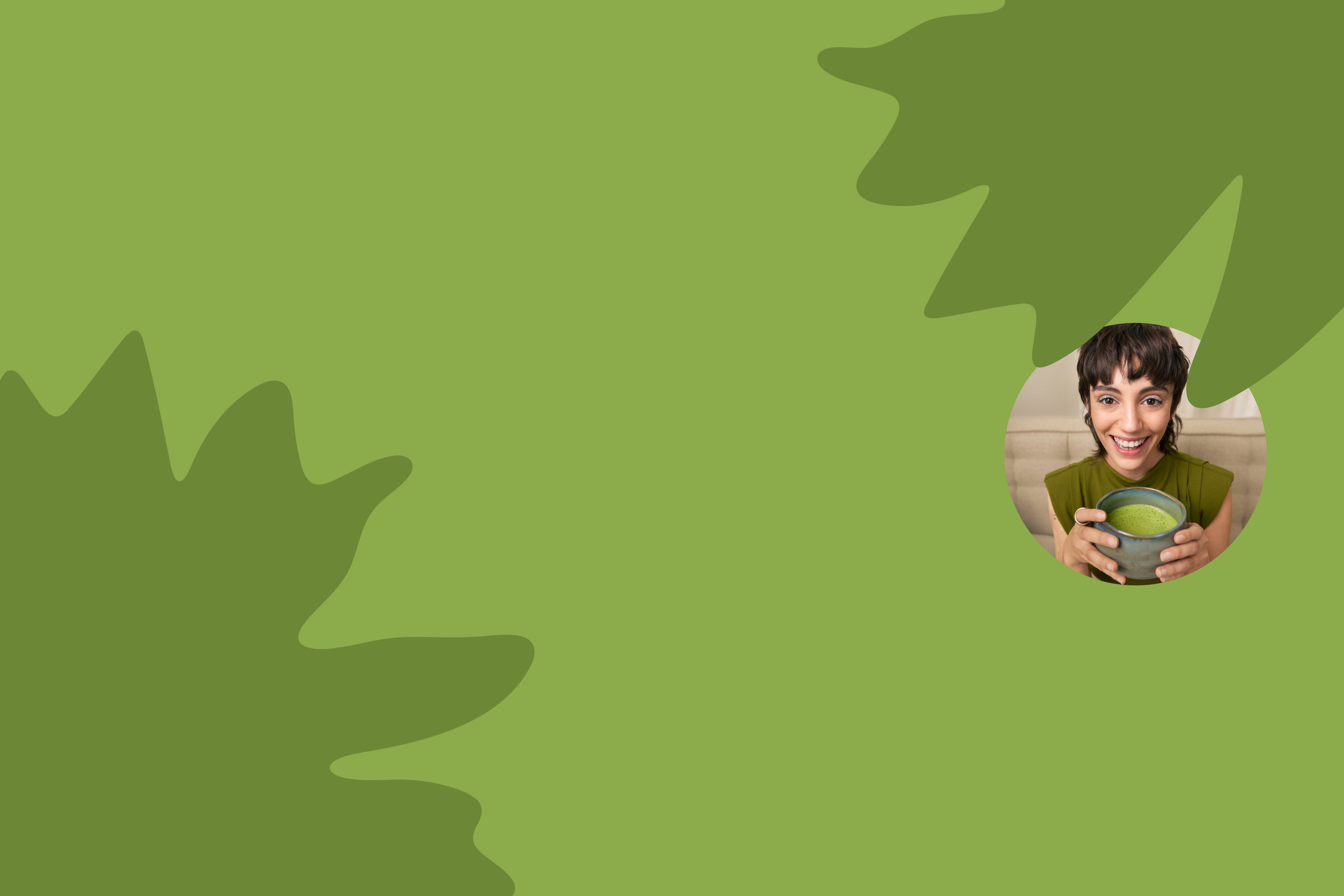 Grüner Hintergrund mit dunkelgrünen Blattformen an den Seiten und kleinem Kreisbild rechts, das eine Person mit grünem Becher und Matcha-Getränk zeigt