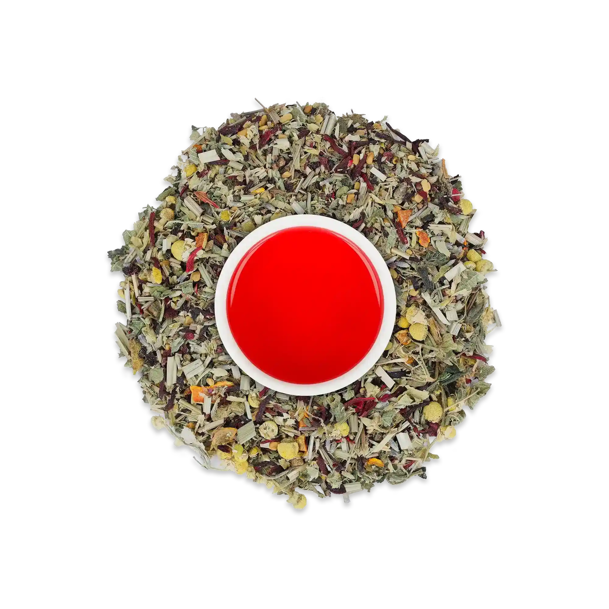 Weiße Tasse mit leuchtend rotem Kräutertee, umgeben von getrockneten Kräutern und Blüten.