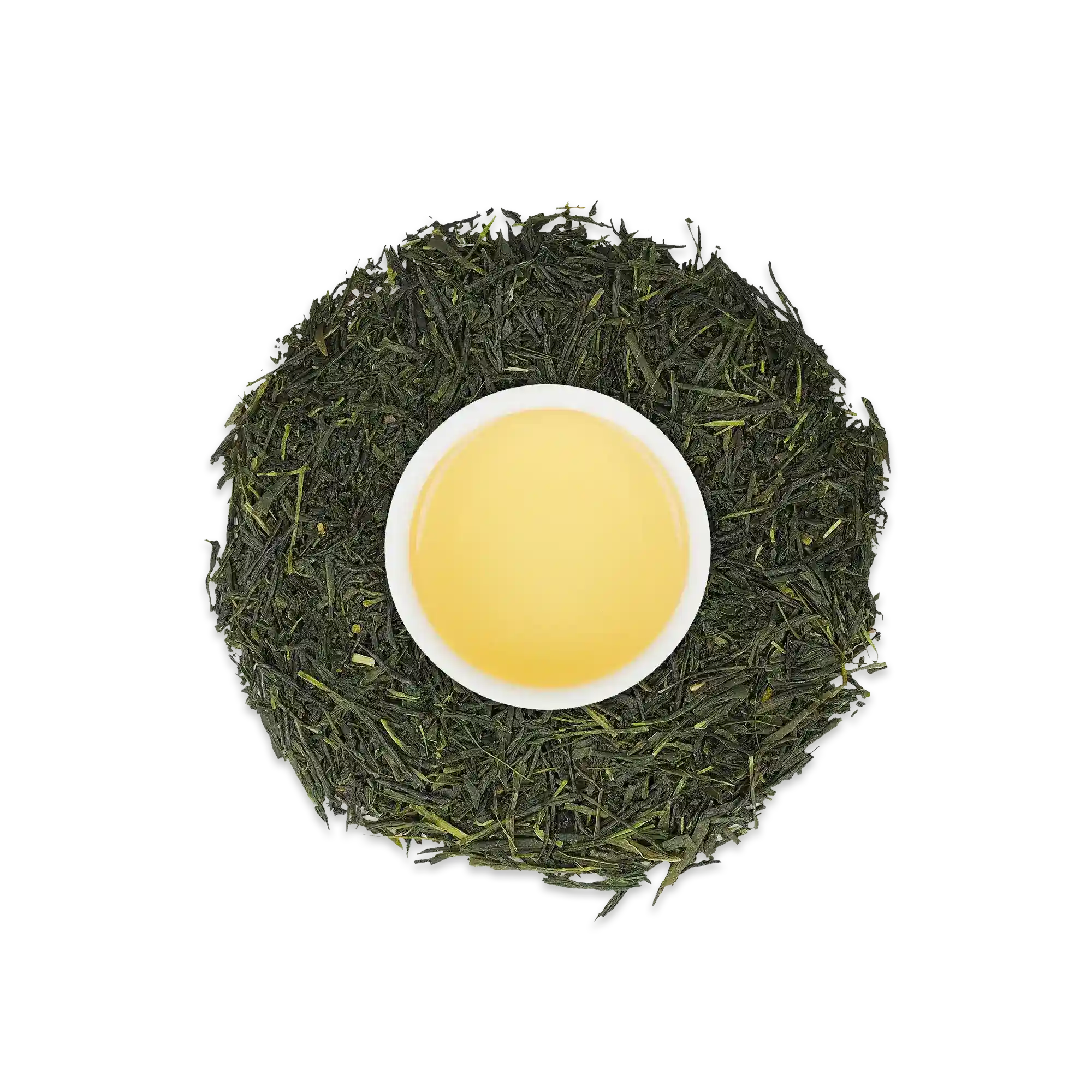 Weißer Becher mit hellgelbem Sencha Fukujyu Grüntee, umgeben von getrockneten Teeblättern.