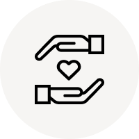 Minimalistisches Symbol: Zwei schwarze Hände halten ein Herz in einem weißen Kreis, symbolisiert Fürsorge.