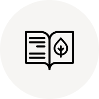 Schwarzes Icon eines offenen Buchs mit Textlinien links und einem Blattsymbol rechts, vor grauem Kreis.