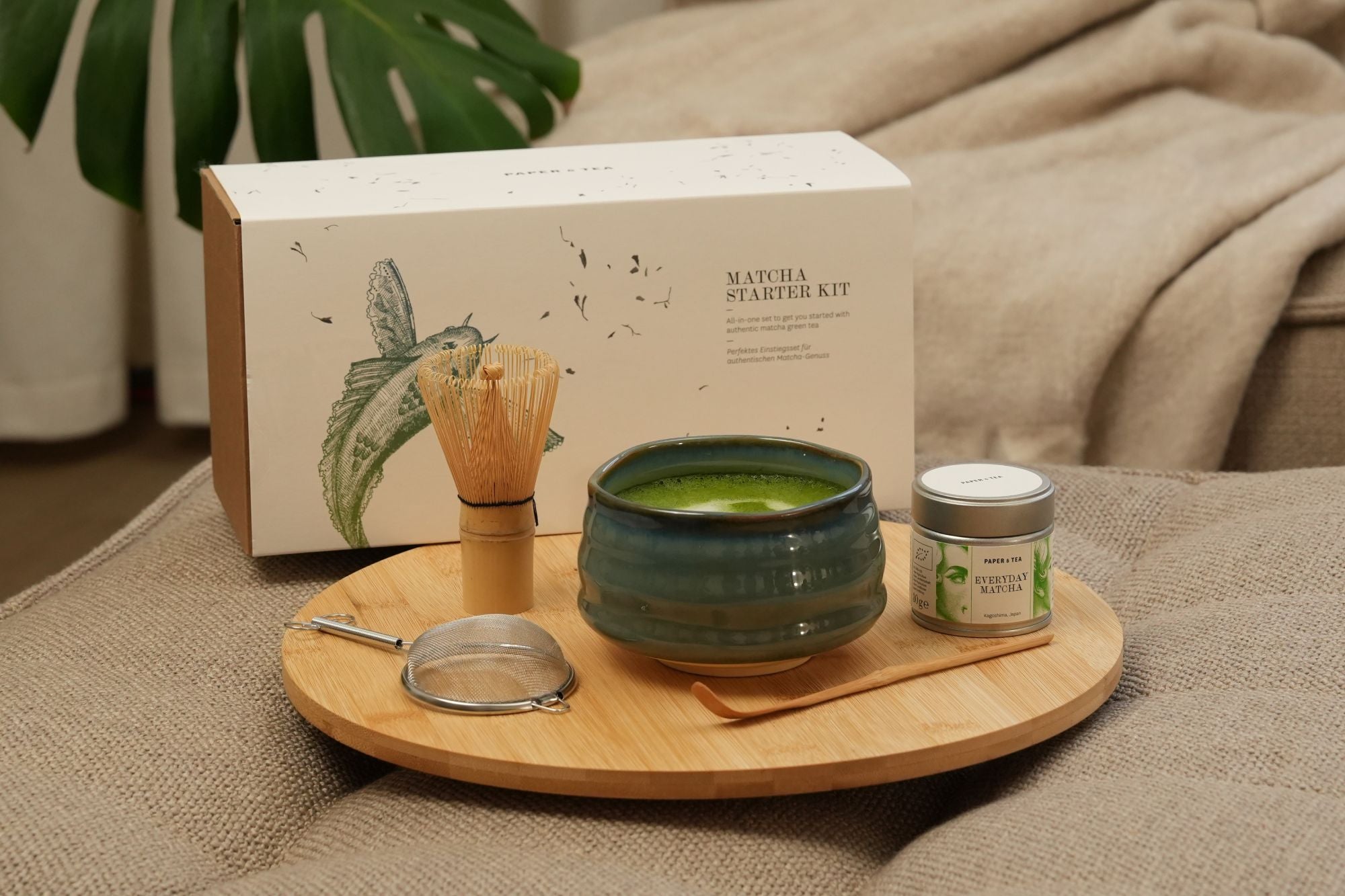 MATCHA Starter Kit mit Grünfischmotiv-Box, Keramikschale mit Matcha, Bambusbesen, Metallsieb, Bambuslöffel, PAPER & TEA Dose.