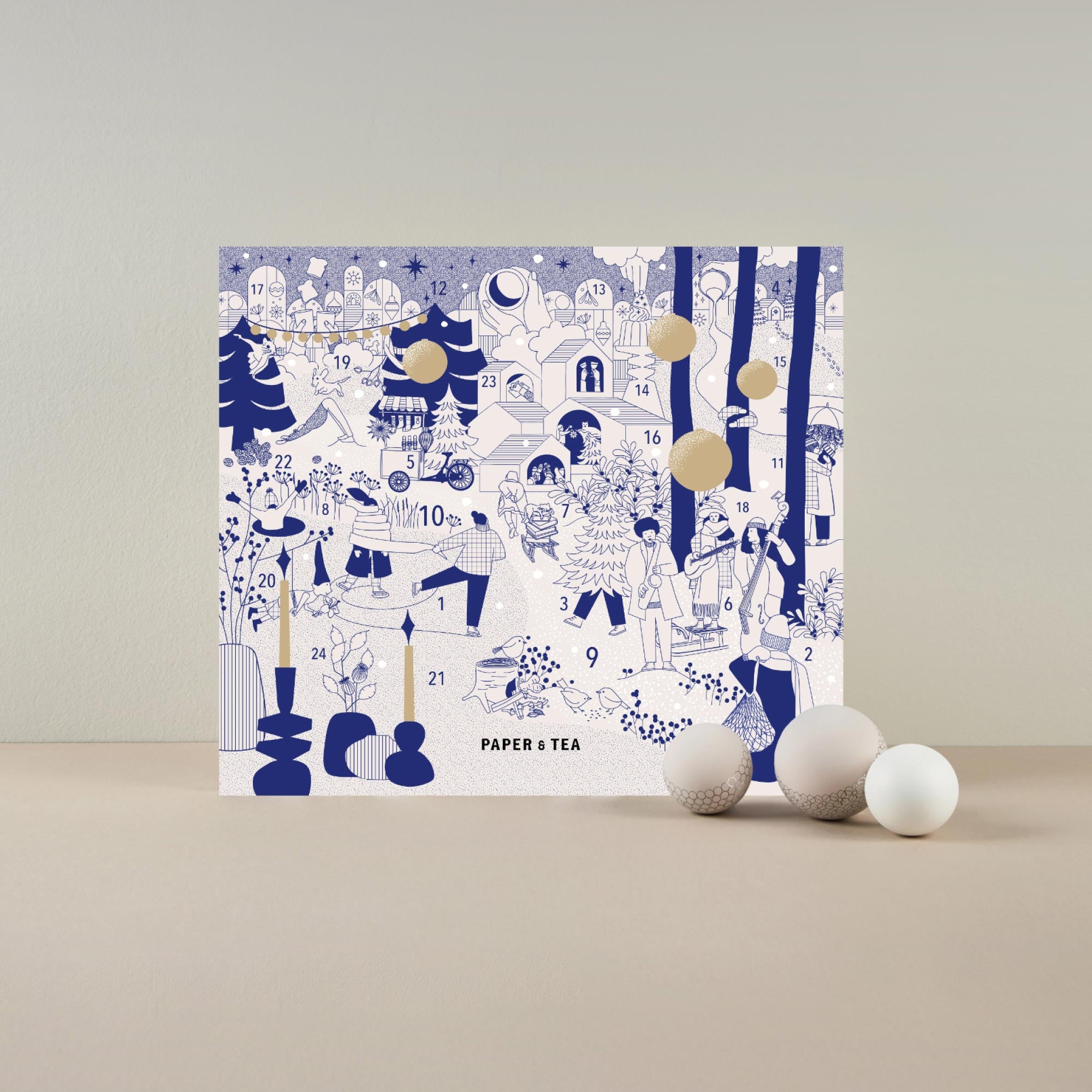 Winter-Adventskalender-Poster mit blauen, beigen und goldenen Akzenten und dekorativen Kugeln.